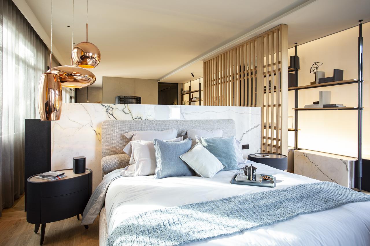 One_Lifestyle_Black_Bedroom_01